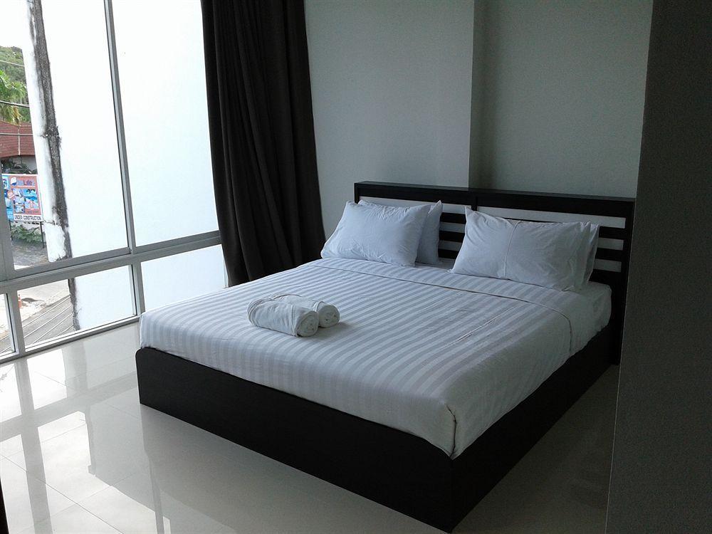 But Different Phuket Boutique Hotel Nai Harn Kültér fotó
