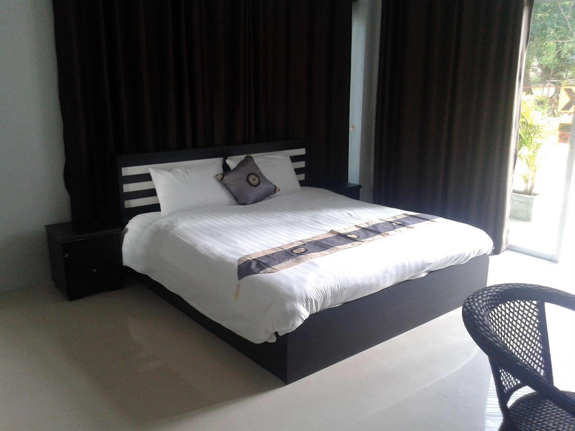 But Different Phuket Boutique Hotel Nai Harn Kültér fotó