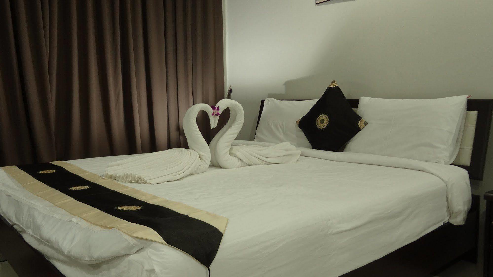 But Different Phuket Boutique Hotel Nai Harn Kültér fotó